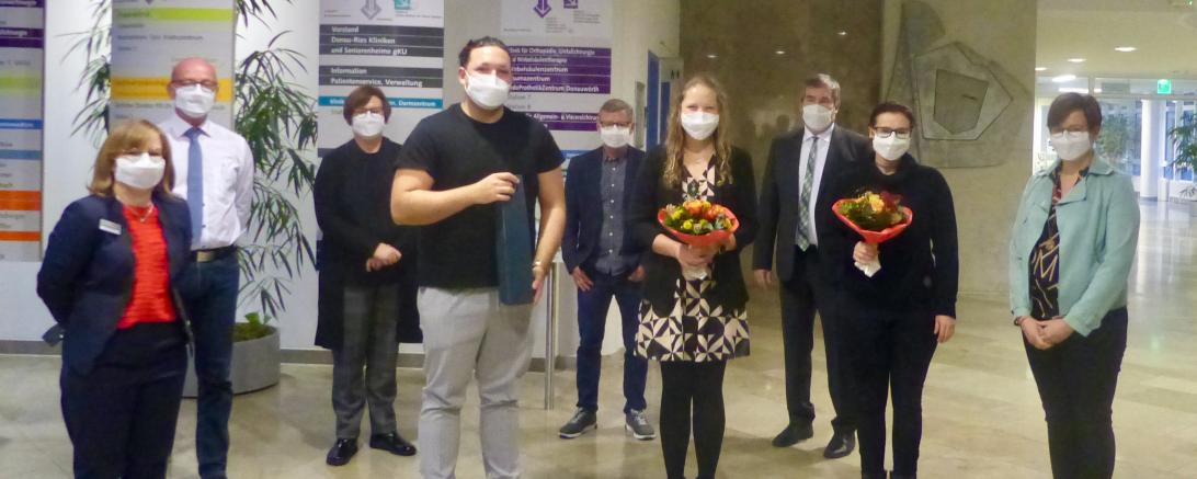 Karin Lüdtke-Engel (stellvertretende Pflege-Schulleiterin), Personalchef Bernd Weisensee, Schulleiterin Karola Rigel, Bachelor-Absolvent Angelo Luca, Personalratsvorsitzender Wolfgang Ullrich, Bachelor-Absolventin Vanessa Michailow, Vorstandschef Jürgen Busse, Bachelor-Absolventin Lilia Reichenthaler und Pflegedienstleiterin Michaela Rechner