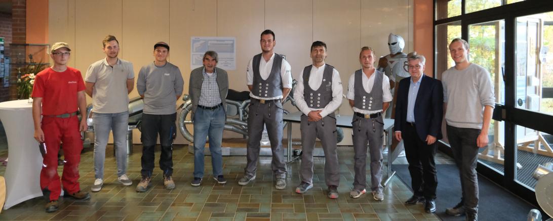Nach dem bayerischen Landeswettbewerb in Nördlingen. Von links: Justin Dörfler, Noah Markert, Florian Lingenhöl (alle Teilnehmer), Heinz Winter (Gesellenprüfungsausschuss Vorsitzender), Niklas Berroth (Jury), Josef Leberle (Vorsitzender Jury), Timo Schön (Jury), Werner Luther (Obermeister Bauinnung Nordschwaben und Kreishandwerksmeister), Matthias Löslein (Teilnehmer und Sieger). 