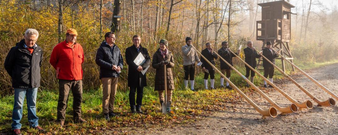 Stefan Leinfelder (DAV), Forstwirtschaftsmeister Konrad Meiershofer, Oberbürgermeister Jürgen Sorré,  Landrat Stefan Rößle, Claudia Reichenbacher (1. Vorsitzende DAV) bei der Pflanzaktion im Stadtwald. Begleitet wurden die Ansprachen von den Waldhornbläsern.