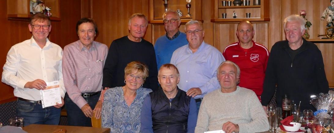 Insgesamt 15 Teilnehmer*innen aus dem Umfeld der "Mondspritzer" haben vor wenigen Tagen ihre Urkunden für das Absolvieren des Sportabzeichens 2021 erhalten. 