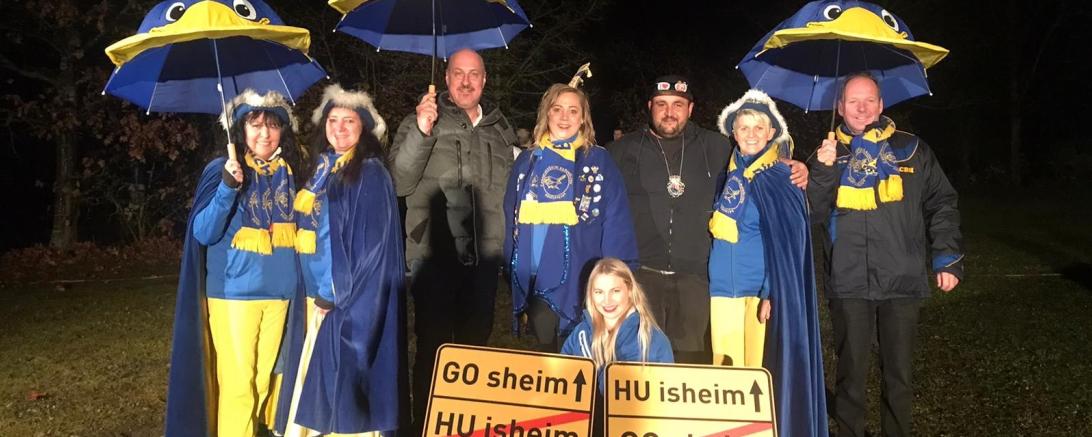 Petra Schneid, Heidi Ammer, Bürgermeister Harald Müller, Präsidentin Nadine Stegner, Kevin Köhler, Hannelore Seel, Thomas Ammer Vorne kniend: Katrin Hönle (in Vertretung der HUGO’s)