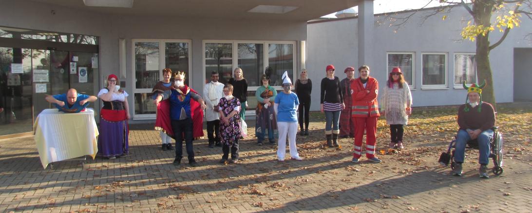 Das Bild zeigt die toll kostümierten Mitarbeiterinnen und Mitarbeiter der Donau-Ries-Werkstätten in Nördlingen.