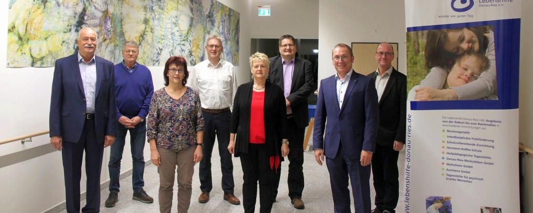 Das Foto zeigt von l.n.r.: 1. Vorsitzender Hermann Faul, Friedhelm Kirchhoff, Irene Rau, Bernhard Ströbele, 2. Vorsitzende Karola Müller, Johann Kechele, Geschäftsführer Günter Schwendner, Erwin Seiler Auf dem Bild fehlt Dr. jur. Alexander Baur
