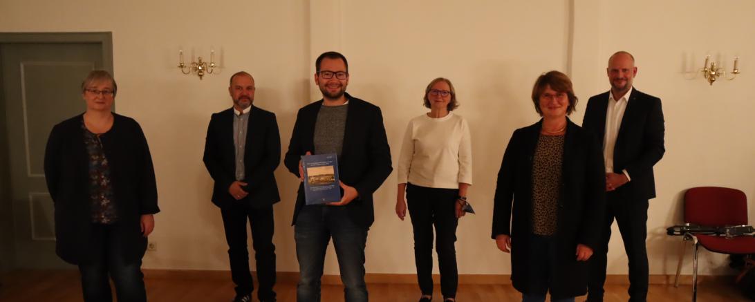 Auf eine Zeitreise in das Jahr 1860 führten v.l.n.r. Bibliotheksleiterin Kerstin Pflanz, Bürgermeister Markus Eisenbarth, Buchautor Felix Guffler, Museumsleiterin Petra Ostenrieder, VHS Oettingen Petra Wagner und Bezirksheimatpfleger Christoph Lang.