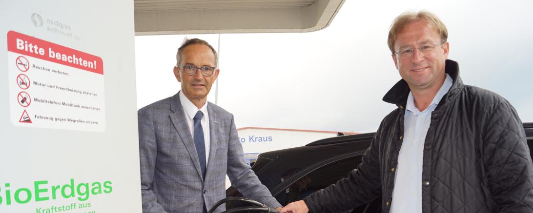 MdL Wolfgang Fackler (rechts) tauschte sich mit Helmut Kaumeier, dem Leiter des Kommunalkundenmanagements von Erdgas Schwaben, über die Perspektive des CNG-Antriebs aus. Das Foto entstand an der Agip-Tankstelle in Donauwörth-Riedlingen an der B16. 
