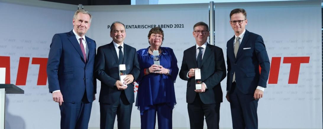 Auf dem Foto zu sehen sind (v. l. n. r.) Christian Wulff, Octavian Ursu, Maria Becht, Stefan Rößle und Dr. Carsten Linnemann MdB.