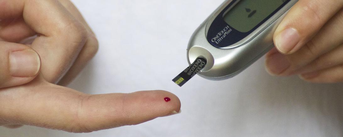 Bluttester, Finger mit Blutstropfen