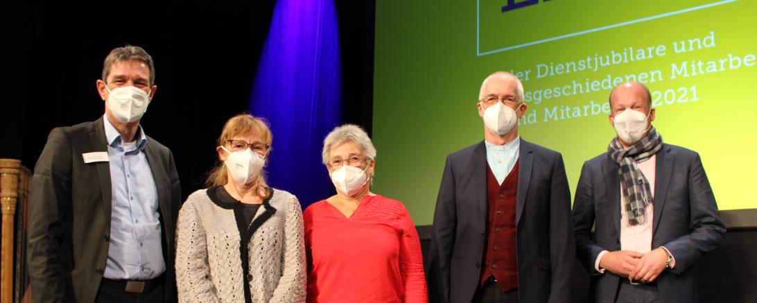 Die Jubilare 2021 des BKH Donauwörth mit den Gratulanten: (von links) Wolfram Firnhaber, stellvertretender Vorstandsvorsitzender der Bezirkskliniken Schwaben, Gabriele Bachhuber (ehemalige Pflegedirektorin; Wechsel in die Freizeitphase der Altersteilzeit), Ruth Grünkranz (Renteneintritt), Personalratsvorsitzender Franz Hörmann und Bezirkstagspräsident Martin Sailer. 