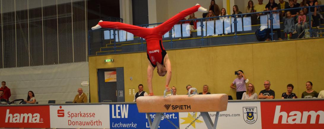 Jan Lederer zeigt am Pferd sein Können. 