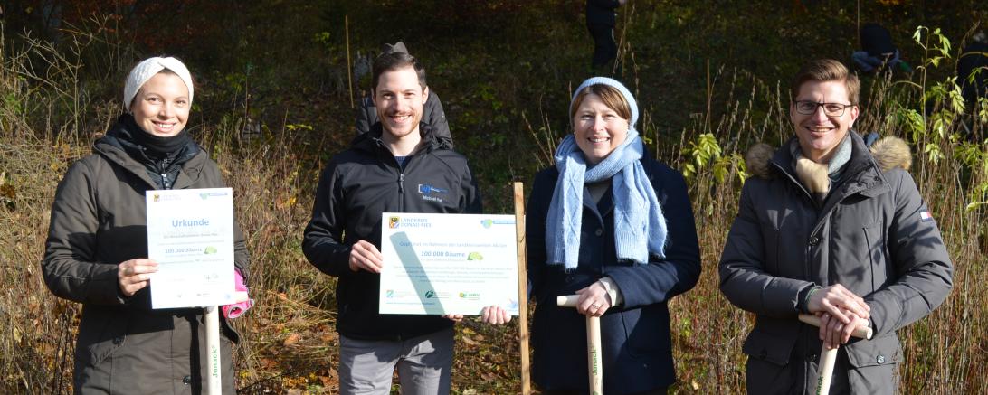 Von links: Sonja Leinfelder (stv. Kreissprecherin Wirtschaftsjunioren Donau-Ries), Michael Feil (Kreissprecher Wirtschaftsjunioren Donau-Ries), Claudia Marb (stv. Landrätin), David Wittner (OB Nördlingen) 