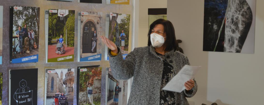 Andrea Beranek, ARGE OBA, erklärt die Idee des inklusiven Fotoprojekts. 