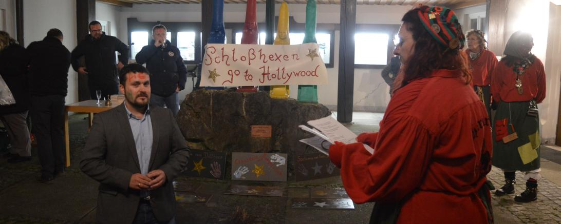 Harburgs Bürgermeister Christoph Schmidt wird durch die Hexentaufe in den Kreis der Schlosshexen aufgenommen. 