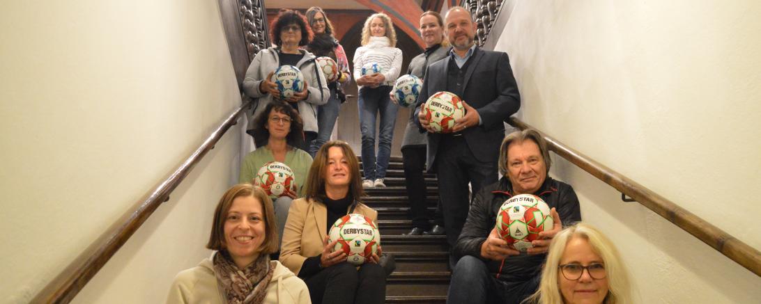 Vertreter*innen der Oettinger Schulen und Kindergärten haben symbolisch fair gehandelte Fußbälle überreicht bekommen. 