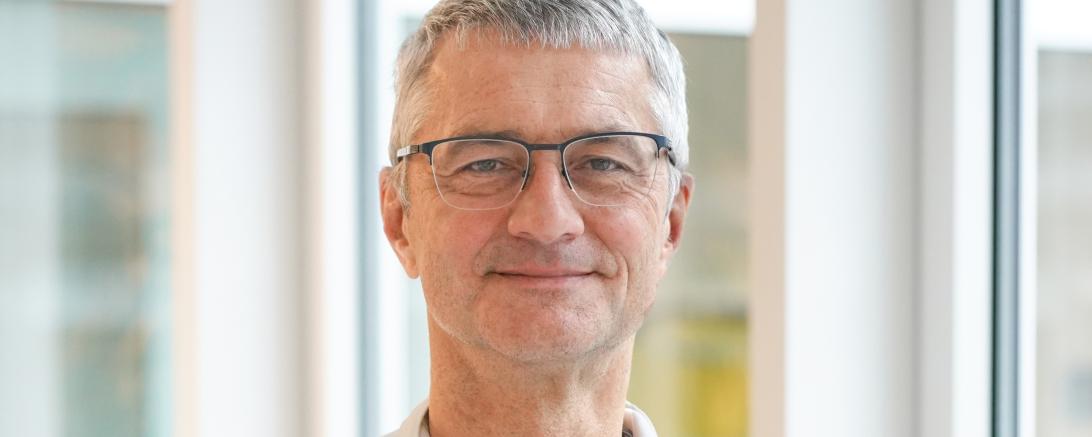 Dr. Thomas Eberl präsentiert das Qualitäts-Siegel „Klinik für Diabetespatienten geeignet“.