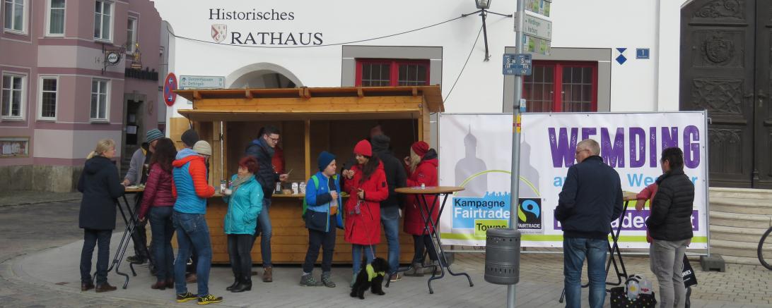 Der "Probierstand" der Steuerungsgruppe Fairtrade auf dem Wemdinger Wochenmarkt. 