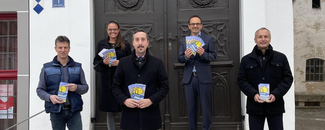 Von links nach rechts: Gewerbeverbandsvorsitzender Klaus Fischer freut sich mit Tourismusleiterin Judith Strohhofer, Simon Rupprecht der RVB Wemding, Bürgermeister Dr. Martin Drexler und Christian Weiland von der Sparkasse Wemding über die 30 Gewinnerinnen und Gewinner. 