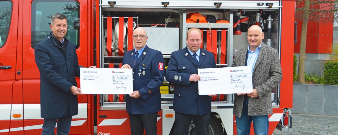 Standortleiter Egbert Wenninger (links) von Grenzebach übergab in Hamlar den ersten Vorsitzenden Christian Lix (Zweiter von links) und Michael Schweizer (Dritter von links) die Spendenschecks über gesamt 6.000 Euro. Mit ihnen freute sich auch Martin Paninka, Bürgermeister Asbach-Bäumenheim und Dienstherr der beiden Feuerwehren (rechts). 