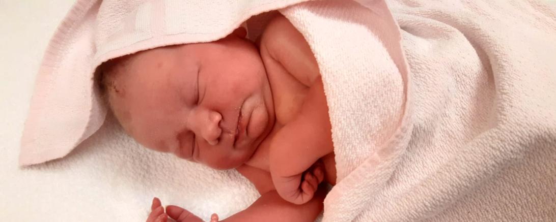 Baby in Laken eingewickelt