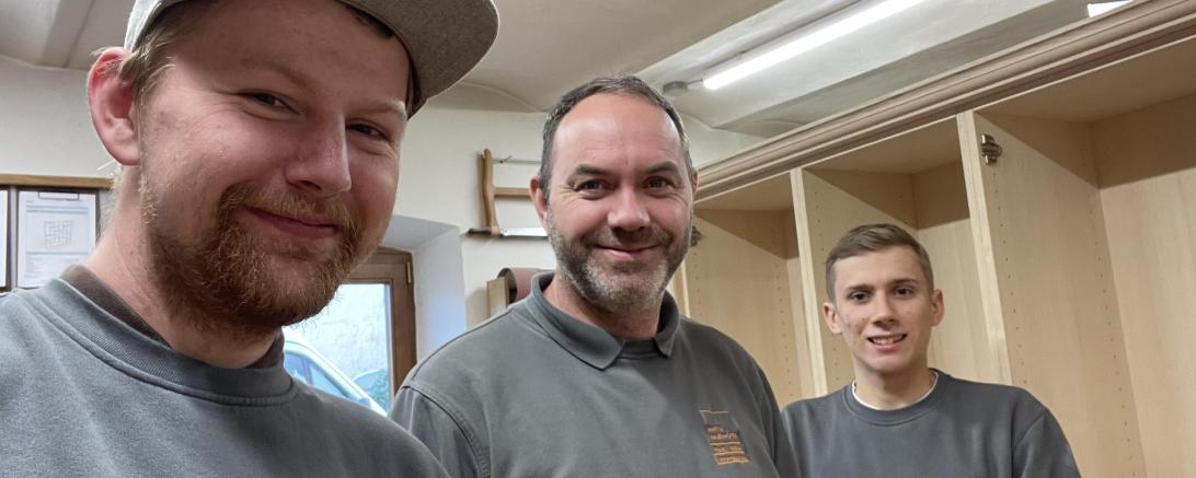 Das Team der Schreinerei Maierhofer mit Chef Martin Maierhofer (mitte).