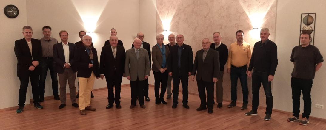 Die Jubilare mit Vertretern der Ortsvorstandschaft und Landtagsabgeordneten Wolfgang Fackler.