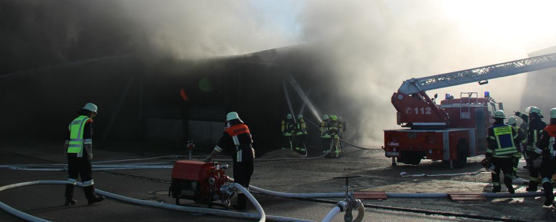 Rauchende Halle, Feuerwehrleute und Feuerwehrauto