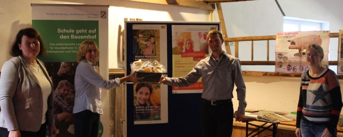 Von links: Kerstin Kranzfelder (AELF Wertingen), Edith Auchter (AELF Nördlingen), Michael Wenni (Berater Sozialversicherung für Landwirtschaft, Forsten und Gartenbaut), Julia Mille (Auszubildende Sozialversicherung für Landwirtschaft, Forsten und Gartenbau). 