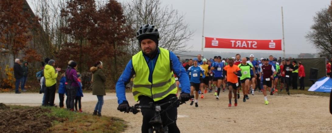 Das Teilnehmerfeld folgt vom Start weg dem Führungsrad. 