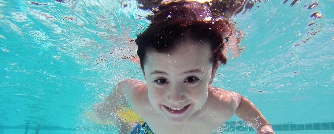 Das Bild zeigt ein tauchendes Kind 