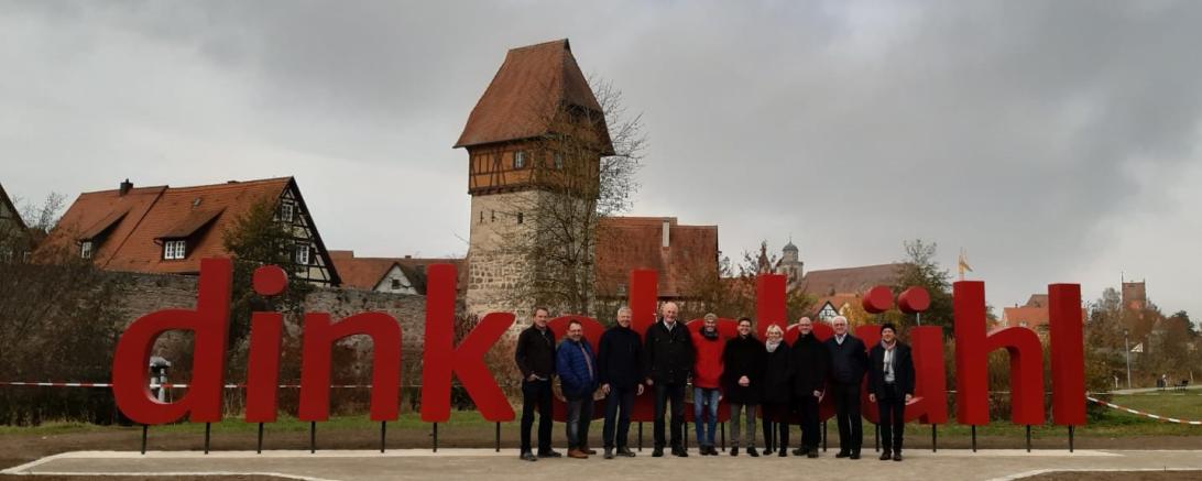 Mehrere Personen vor Schriftzug "Dinkelsbühl", dahinter Stadt Dinkelsbühl