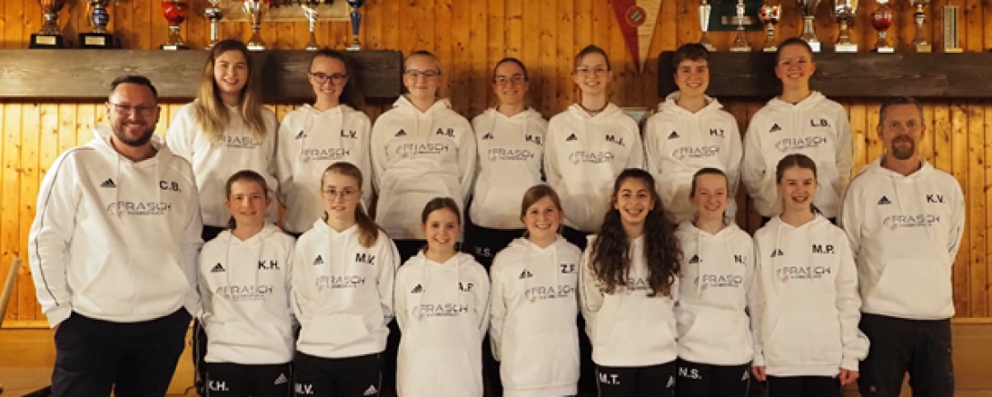 Die aktuelle B-Juniorinnen-Mannschaft des FSV Buchdorf / Kaisheim mit ihren Trainern Christian Bloßfeld und Karsten Voß