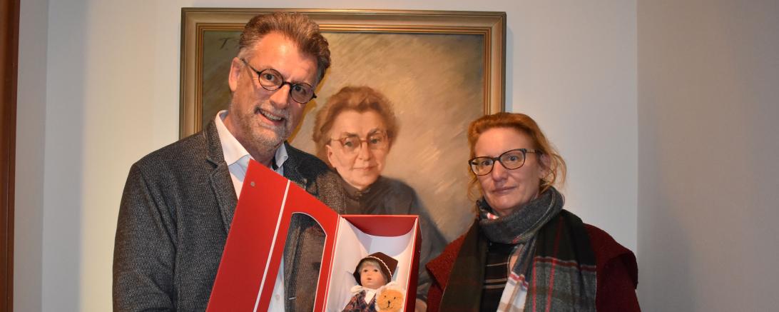 Im Bild zu sehen: Verena Gerber-Hügele von der Käthe Kruse Manufaktur GmbH und Thomas Heitele, Museumsleiter der städtischen Museen Donauwörth mit der neuen Puppenkreation „Max mit Löwe“ 