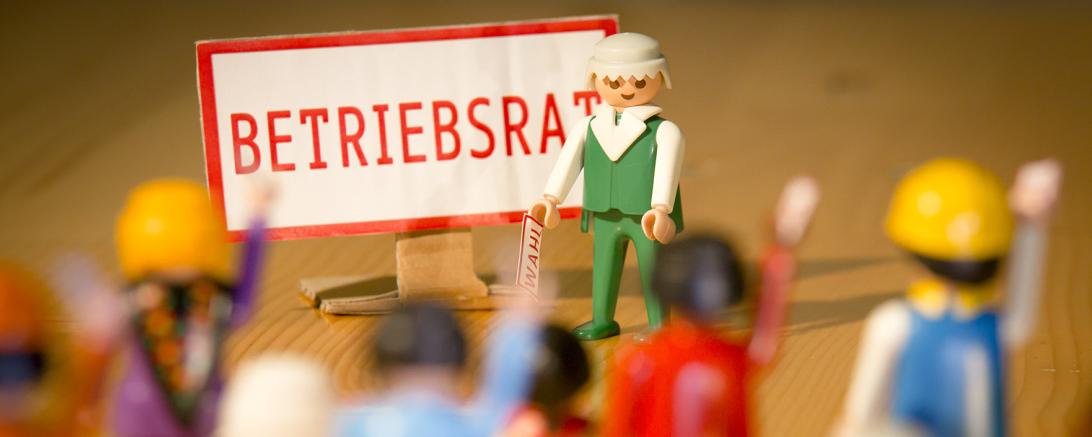 Playmobilfiguren mit Schild "Betriebsrat"