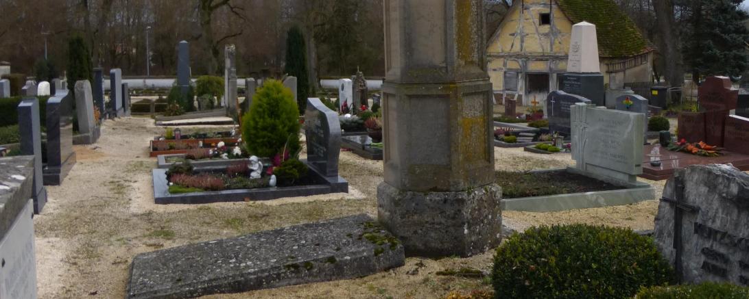 Auf dem Bild sieht man den Friedhof auf dem Emmeramsberg.