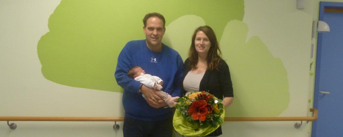 Pflegedienstleitung, Michaela Rechner, gratulierte mit einem Blumenstrauß.