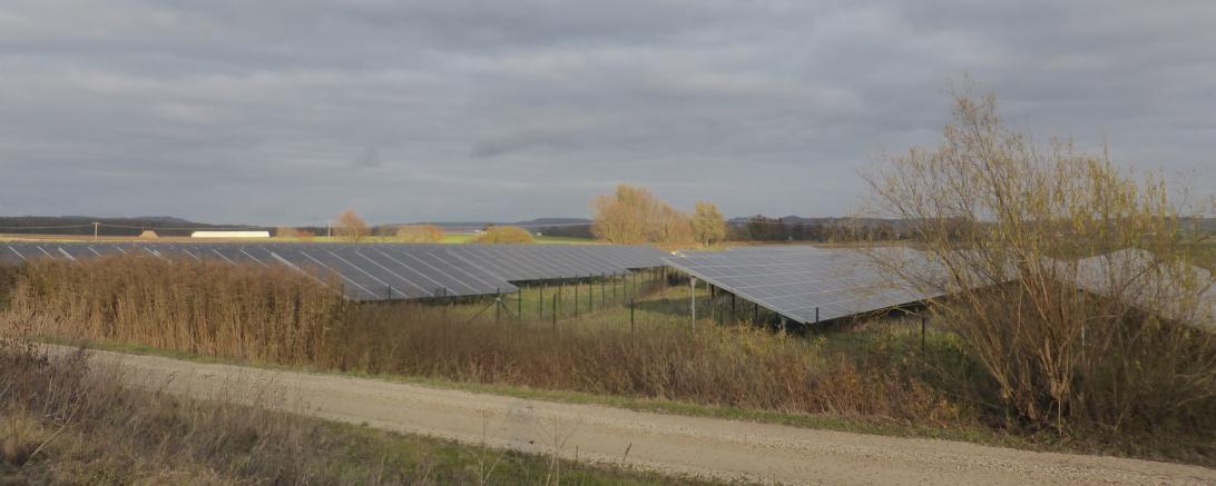 Die Photovoltaik-Anlage der Firma SÜDWERK im Gemeindegebiet von Hainsfarth.