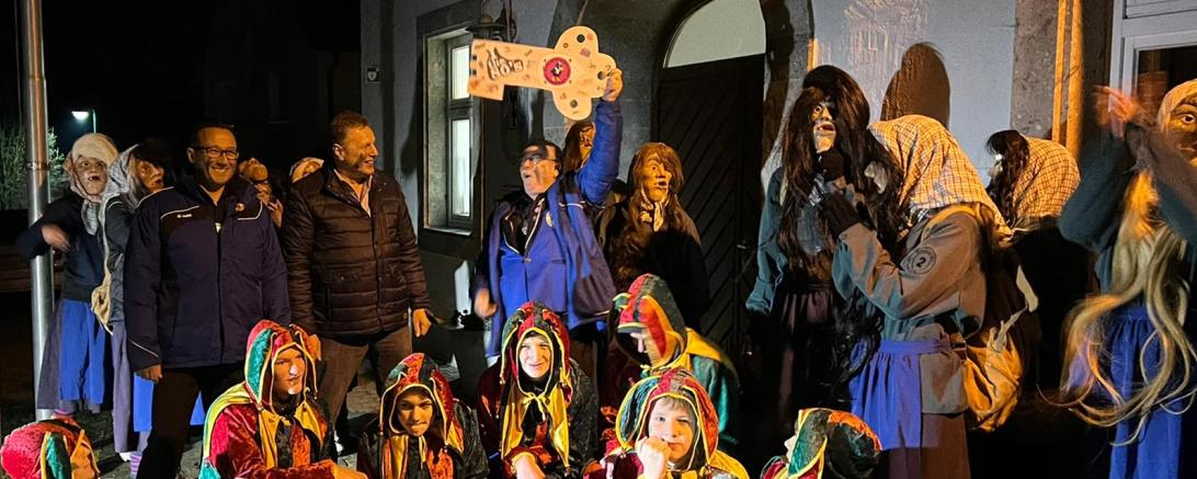 Sitzend die Hofnarren Flying Tigers , Stehen Häsgruppe die Truden. Sehend links Präsident Fürst Andreas , Mitte 1. Bürgermeister Xaver Berchtenbreiter , rechts 1. Vorstand Lothar Kircher.