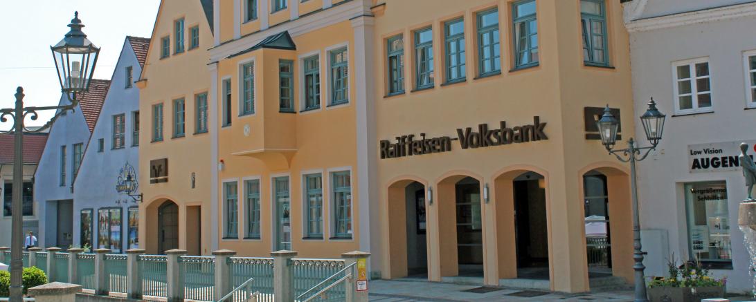 Die Hauptgeschäftsstelle der Raiffeisen-Volksbank Donauwörth eG im Ried. Sie wird ab 25. November umgebaut und im Innenbereich modernisiert.