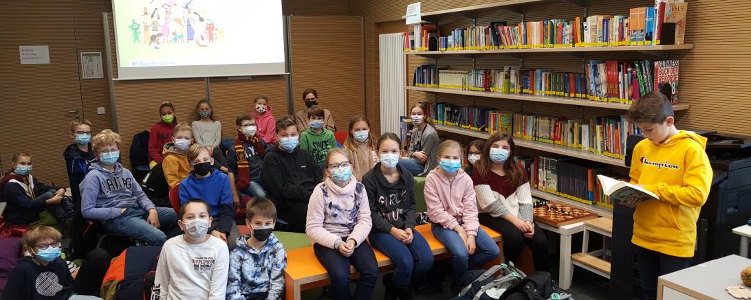 Auf dem Bild ist der Schüler Ludwig Methger beim Vorlesen in der 5c zu sehen.