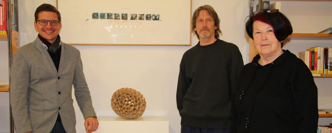 Ein Holzobjekt von Herbert Schweda schmückt künftig die Stadtbibliothek.