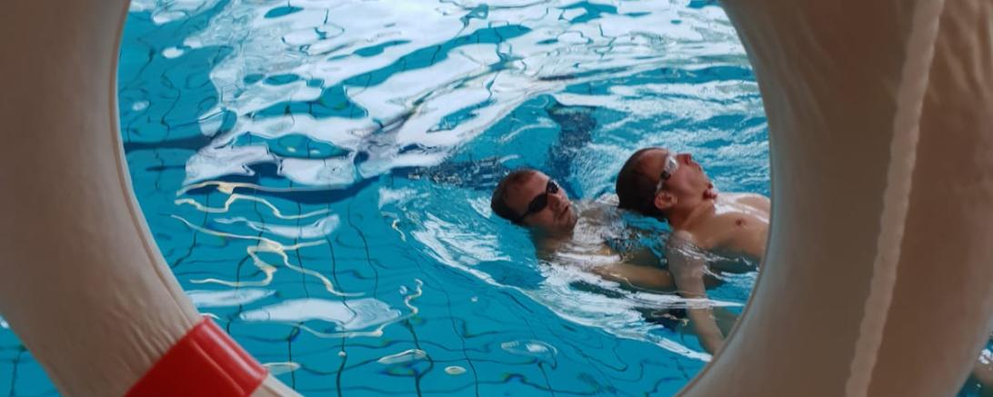 Auf dem Bild sieht man einen Rettungsschwimmer beim Training