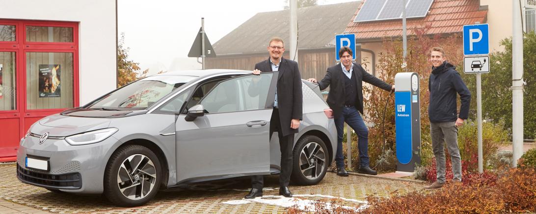 Von links: Jürgen Raab, Erster Bürgermeister von Münster, Andreas Schug, Referent E-Mobility bei LEW, und Johannes Heckel, LEW-Kommunalbetreuer.