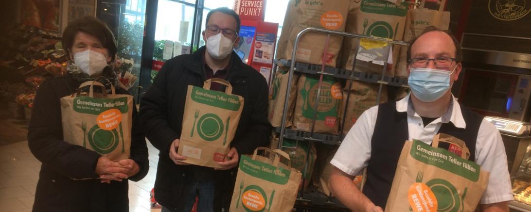 Von links: Marianne Wagner (Ausgabestelle Asbach-Bäumenheim), Branko Schäpers (Caritasverband), Michael Nägele (Rewe). 