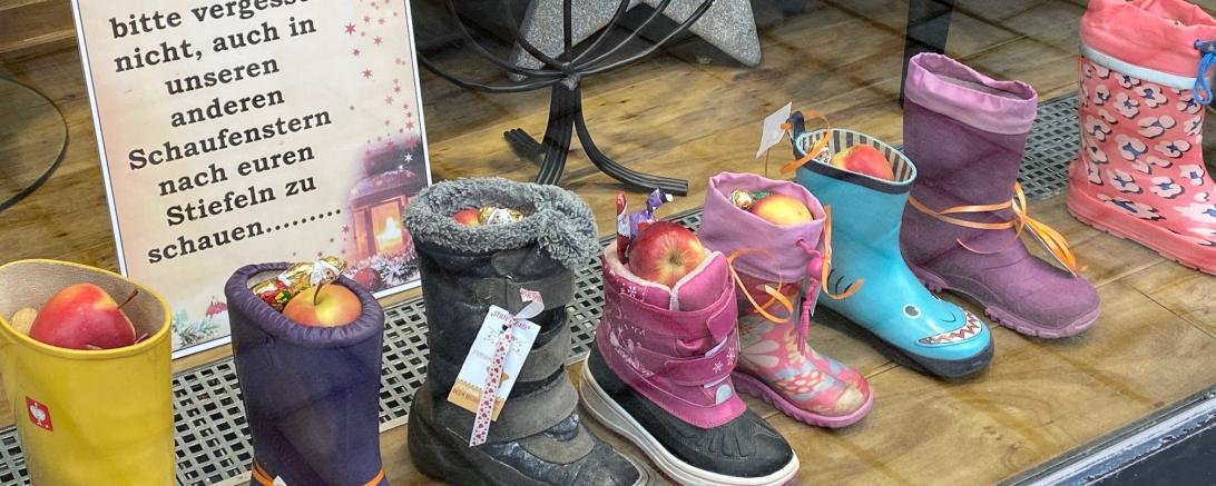 Auf dem Bild sieht man die befüllten Schuhe der Kinder.