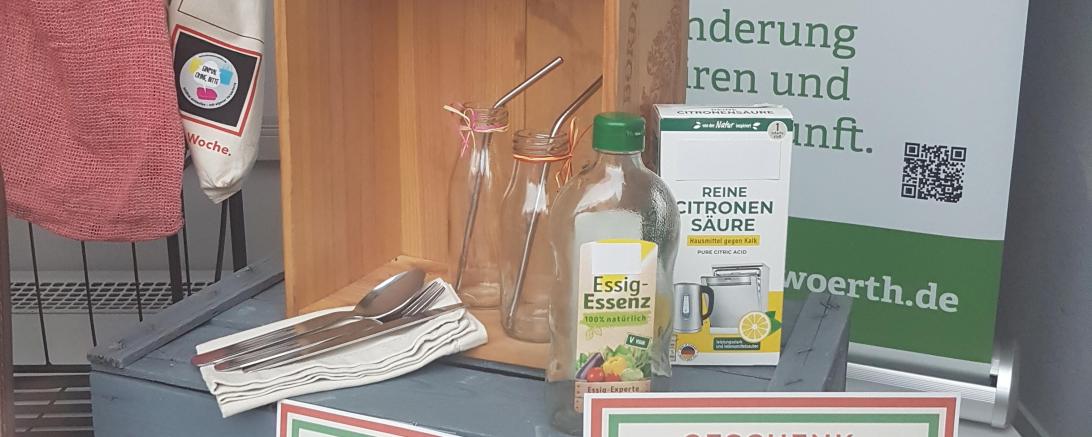 Auf dem Bild ist das Schaufenster in der Reichstraße zu sehen. Dort sind viele nachhaltige Alternativen zu Plastik ausgestellt.