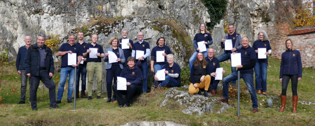 V. l. n. r.: Johann Bauch (Bay. Wanderverband), Dr. Gerhard Ermischer (Bay. Wanderverband), Joachim John, Johannes Hafner, Johannes Weber, Ursula Kneißl-Eder, Meinolf Koch, Katrin Ott, Helmut Schmidt, Barbara Niklas, Gabriele Sonnenschein, Martina Stöckle, Hans Bergdolt, Paul Wunderle, Andreas Seel, Martina Hahn (Absolventen mit Zertifikat; es fehlt Karin Zellinger-Meyr), unten kniend Heike Burkhardt (Geschäftsführerin Geopark Ries e. V.), ganz rechts Cornelia Bäuml (Geopark Ries e. V.)