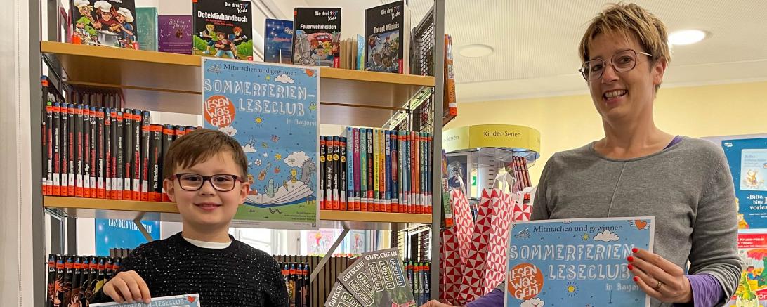 Im Bild Gewinner Gabriel Röhrich mit Martina Dietrich von der Stadtbibliothek Donauwörth.