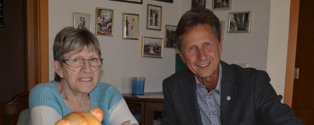 Von links: Agnes Allgeyer und Martin Obermann bei der Spendenübergabe. 