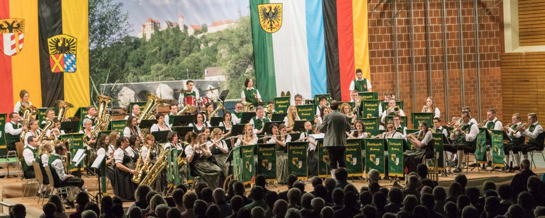 Das Bild zeigt die Musikerinnen und Musiker der Stadtkapelle Harburg e.V. beim letzten Jahresabschlusskonzert 2019.