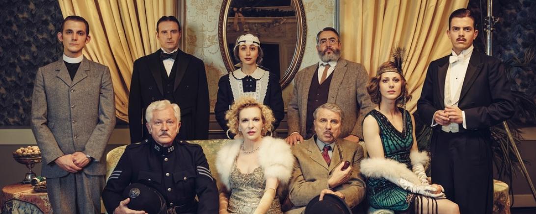 Von links sitzend: Miroslav Nemec (Rolle: Ivo Batic), Sunnyi Melles (Simone), Udo Wachtveitl (Franz Leitmayr) und Katharina Schlothauer (Katrin). Stehend von links: Joshua Jaco Seelenbinder (Till), Christoph Mory (Arthur Rogers), Marie Ratscheck (Heidi), Alexander Hörbe (Martin) und Ferdinand Hofer (Kalli Hammermann).  