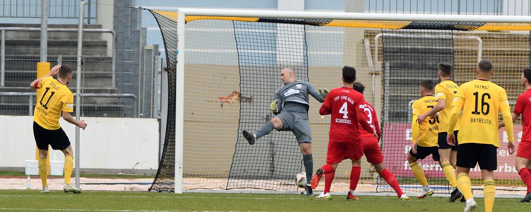 Schreckmoment für den TSV Rain: Kurz vor Schluss kann Markus Ziereis (l.) den Ball zur Bayreuther Führung ins Tor köpfen. 